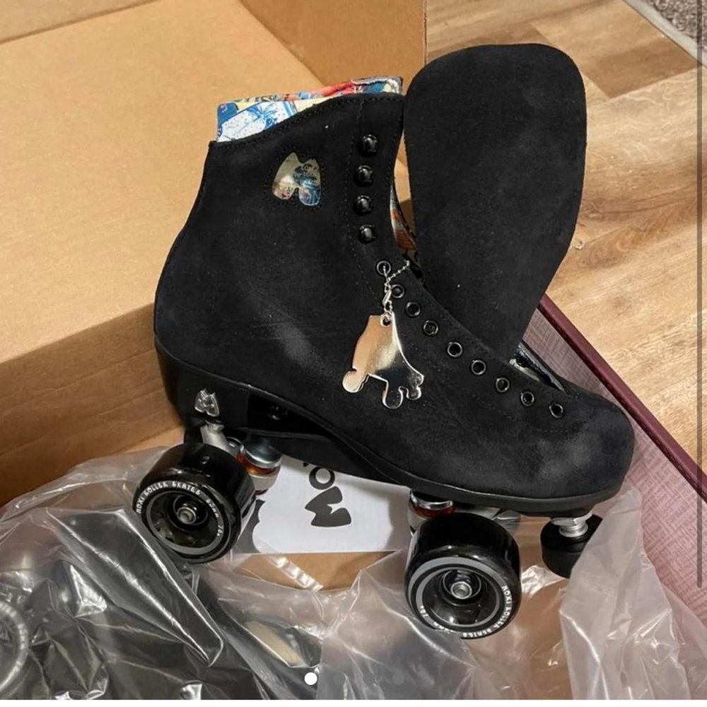 BRAND NEW NEVER WORN black moxi lolly skates size 8